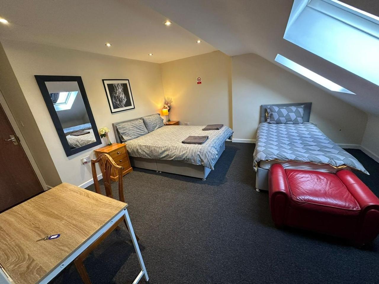 Luton Town House Near Airport Apartment Exterior photo